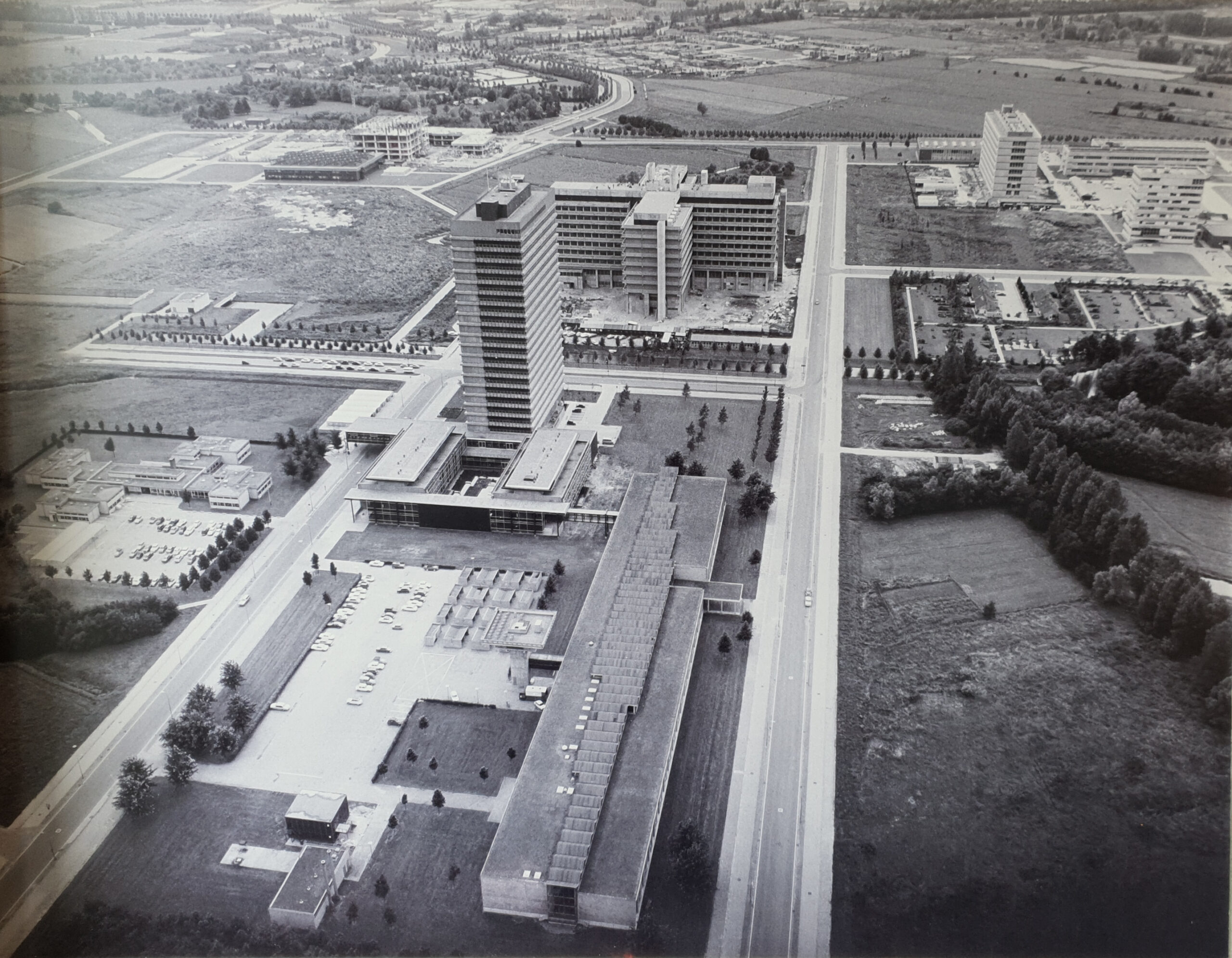 Luchtfoto omstreeks 1965. Utrecht Science Park, Willem C. van Unnik gebouw en Hugo R. Kruytgebouw. © Archief Kruyt en Van Unnik