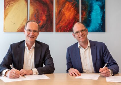 Albert-Jan Mante, lid Raad van Bestuur Bravis (links) en Sander Dorleijn, directeur ABT tekenen het contract.