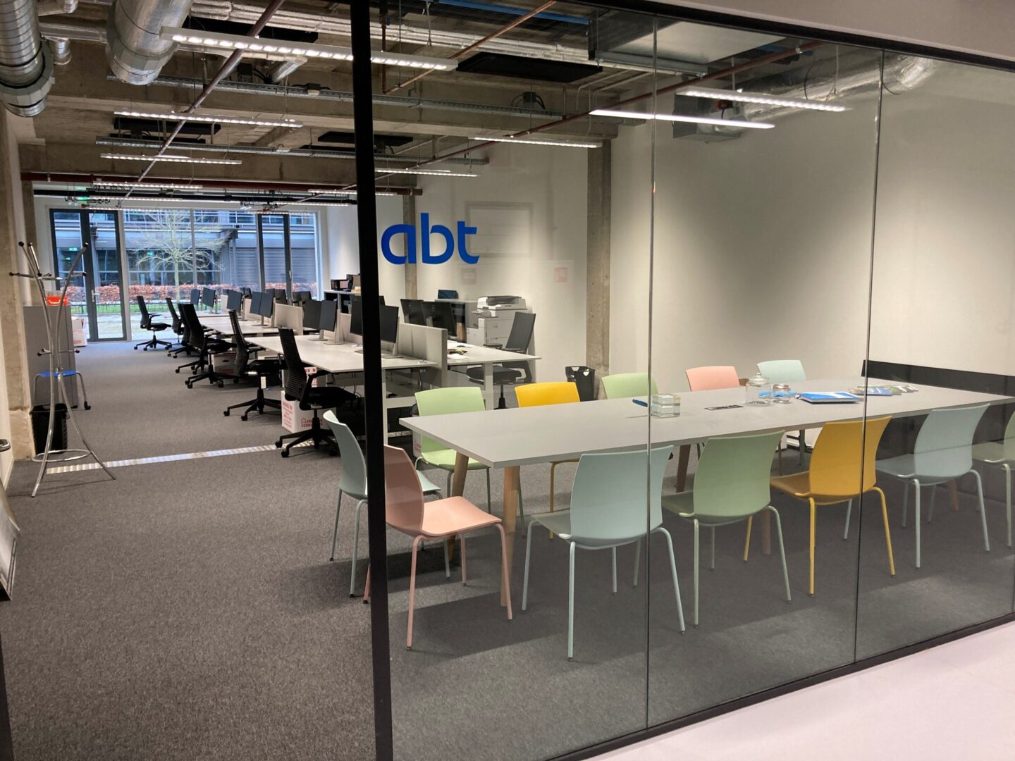 ABT werklocatie in The Gallery, bureaus, een tafel en stoelen.